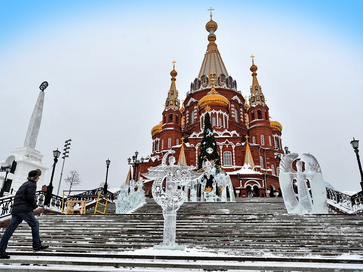 Ледяные ангелы «прилетели»: В Ижевске открыли скульптуры около Свято-Михайловского  собора - KP.RU