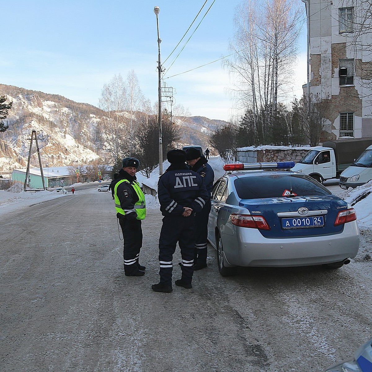 Под Красноярском у купающихся в купели родителей угнали машину с семилетним  сыном внутри - KP.RU