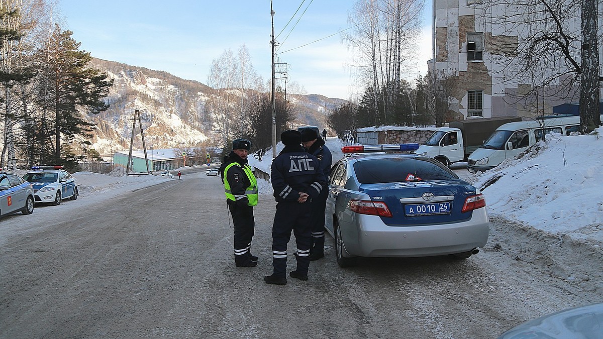 Под Красноярском у купающихся в купели родителей угнали машину с семилетним  сыном внутри - KP.RU