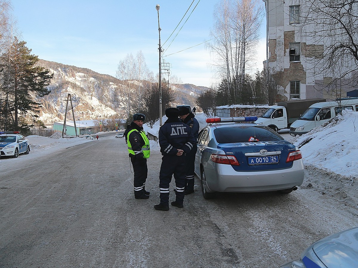 Под Красноярском у купающихся в купели родителей угнали машину с семилетним  сыном внутри - KP.RU