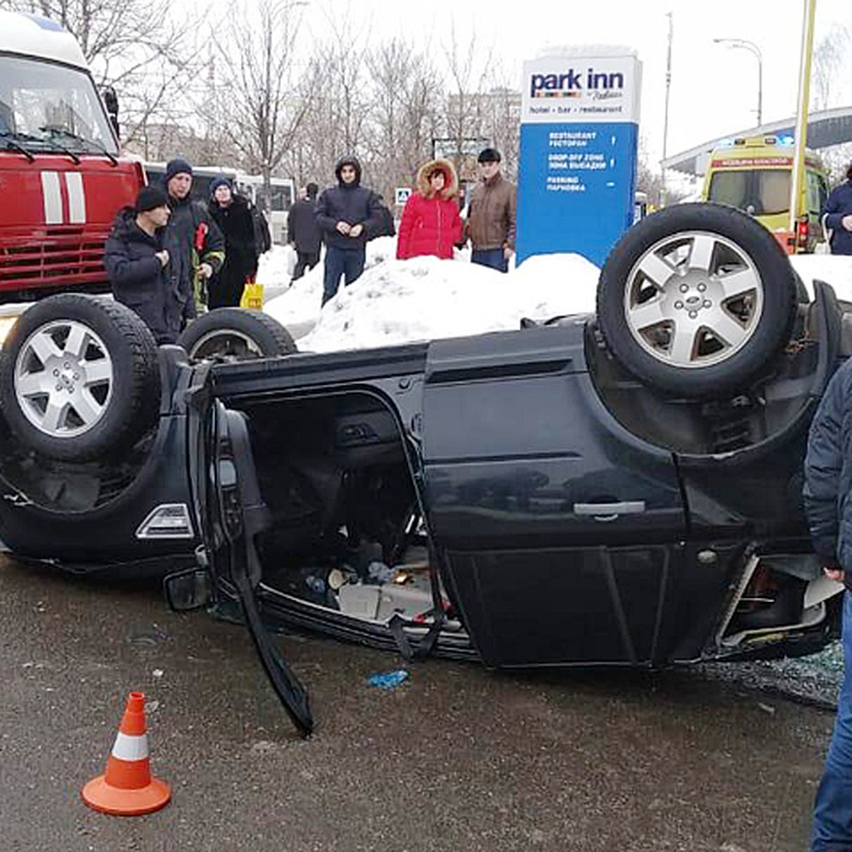 В Подмосковье водитель не справился с управлением и вылетел с третьего  этажа парковки торгового центра - KP.RU