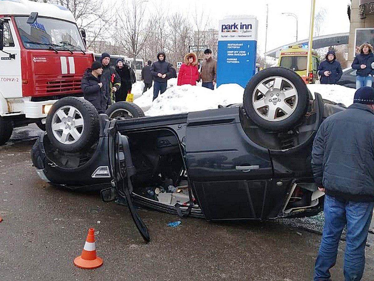 В Подмосковье водитель не справился с управлением и вылетел с третьего  этажа парковки торгового центра - KP.RU