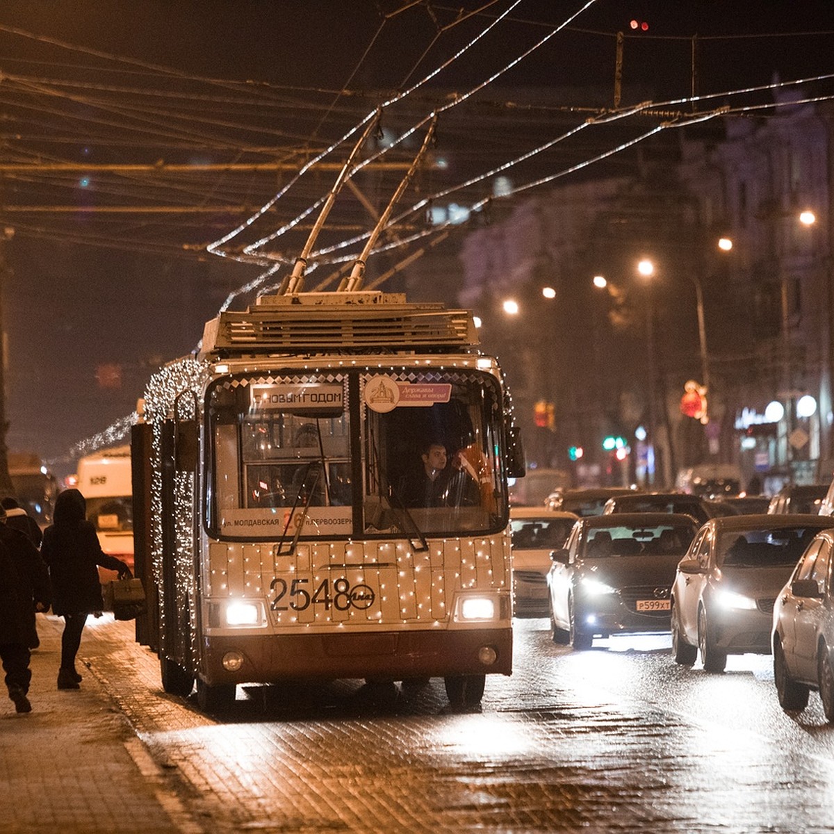 В Челябинске девушка выпала из троллейбуса, получив удар током от его  подножки - KP.RU