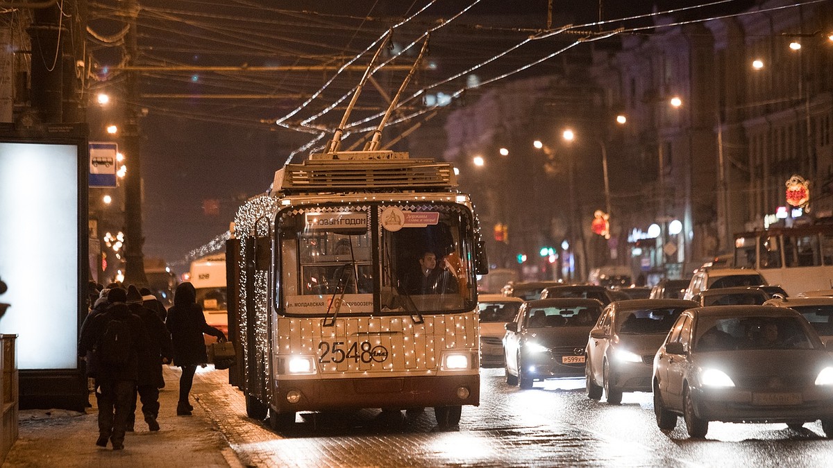 В Челябинске девушка выпала из троллейбуса, получив удар током от его  подножки - KP.RU