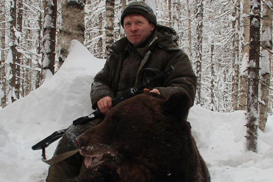 Василий Климентьевич позирует на фоне убитого медведя. Фото: предоставлено ИА «Местное время».