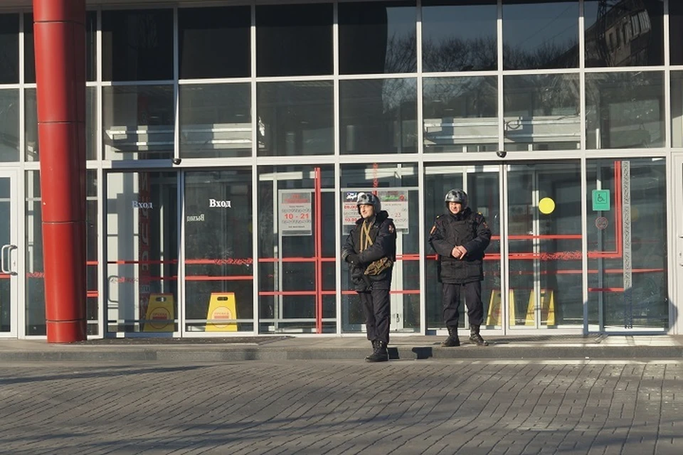 На входе в торговый центр дежурили сотрудники полиции с автоматами.
