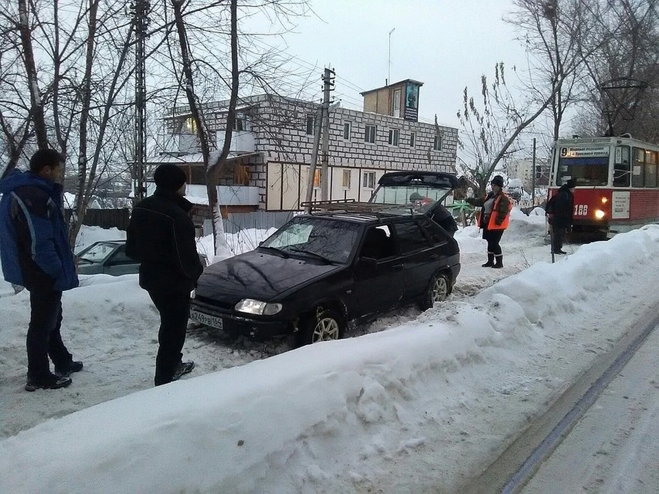 Трамваи в Саратове простаивают из-за застрявших на рельсах автомобилей. Фото соцсетей