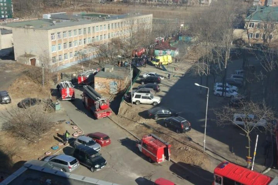 Возле школы дежурят пожарные, скорая и спасатели. Фото: Мария Богряшова