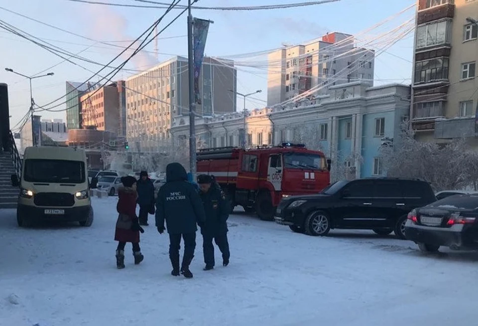 Сотрудники Окружной администрации Якутска и поликлиники №3, которых эвакуировали сегодня утром, уже вернулись к работе.