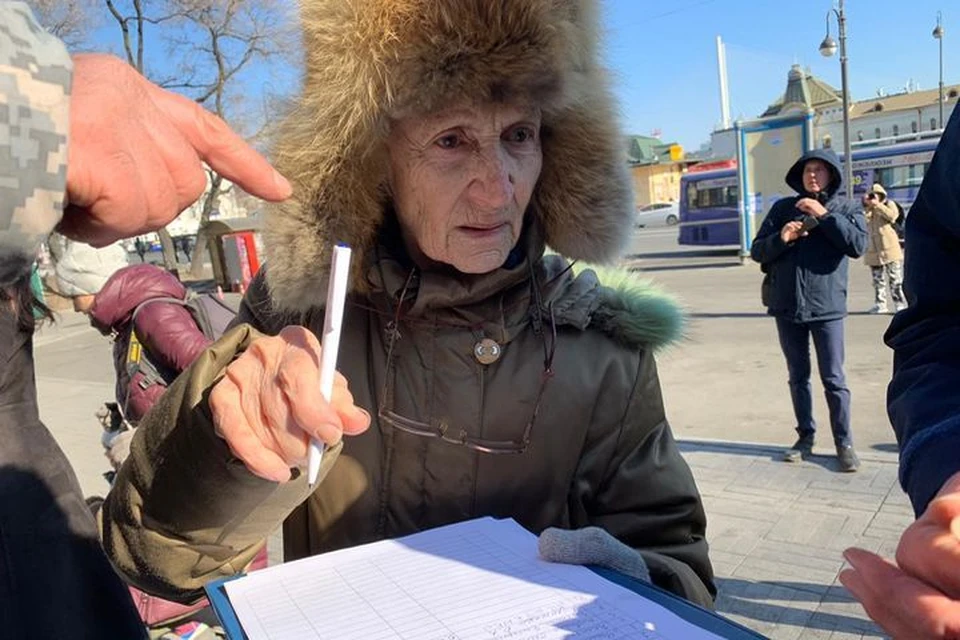 Владивостокская пенсионерка Зарета Ткаченко поставила одну из 180 подписей в защиту животных
