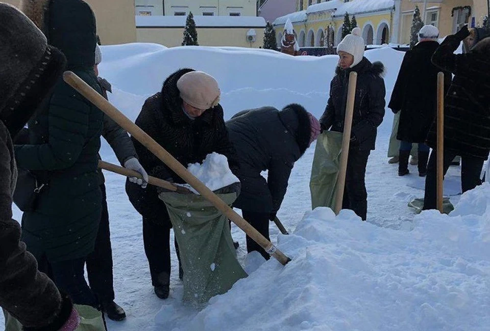 Учителей в Саратове заставили собирать снег в мешки. Фото соцсетей
