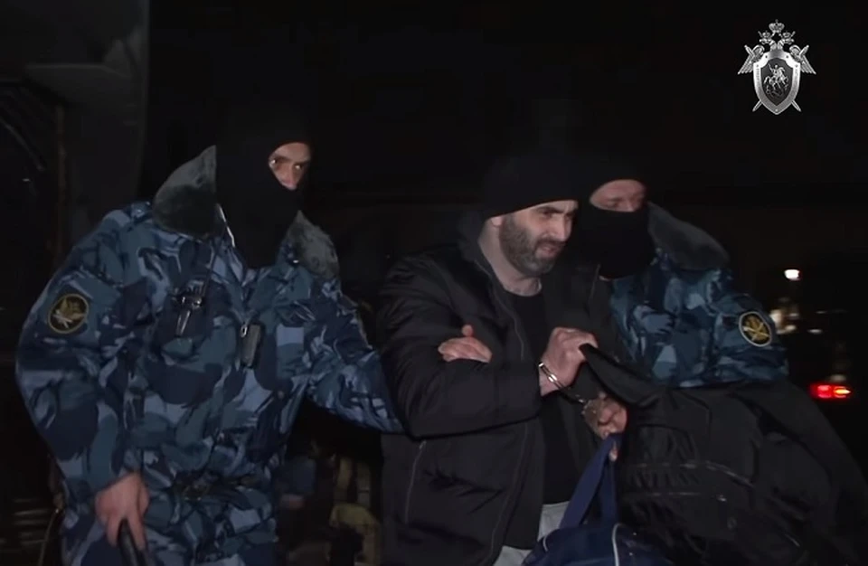 Участников банды привезли в Москву. Фото: скриншот видео СКР