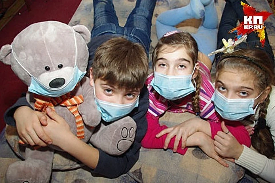 Врачи рекомендуют во время эпидемии пользоваться защитными масками.