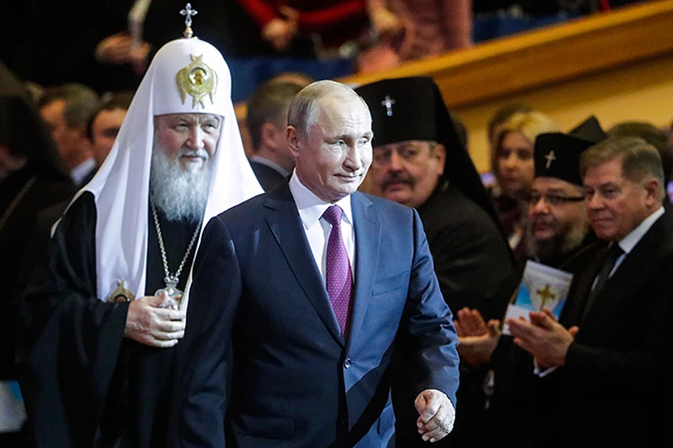 Первым Святейшего со сцены поздравил президент России Владимир Путин. Фото: Михаил Метцель/ТАСС