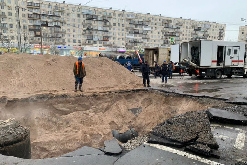 Коммунальщики в течение нескольких часов пытаются справиться с аварией на проспекте Большевиков Фото: очевидец