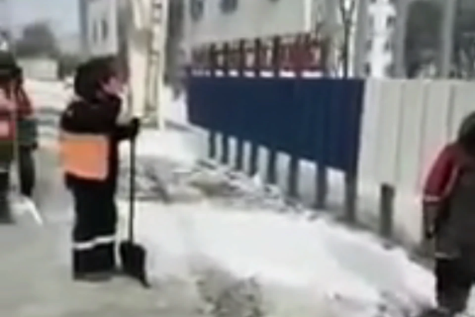Недостаточно белый: в Южно-Сахалинске коммунальщики замаскировали грязный снег чистым ради красоты