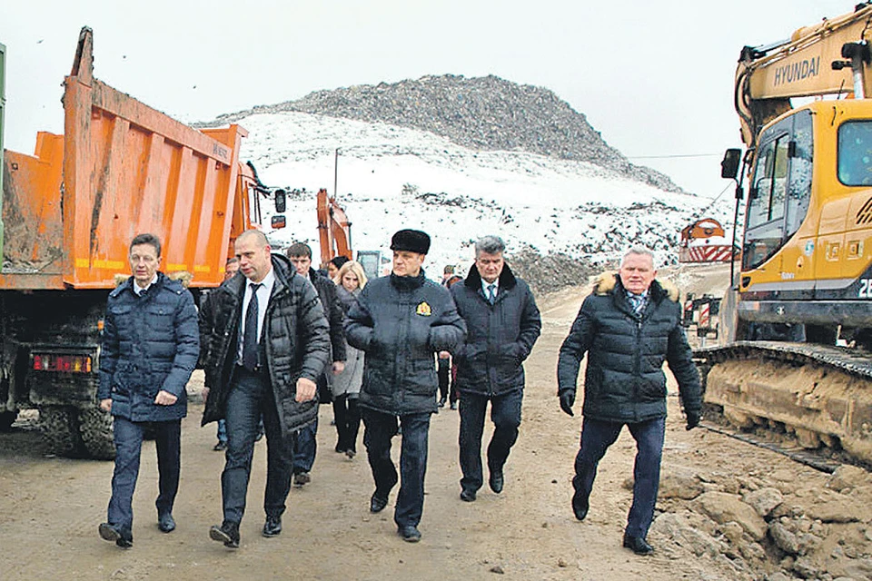 Губернатор Сипягин (крайний слева) решил, что горы, пусть даже и мусорные, привлекут туристов. Фото: gubernator33.ru