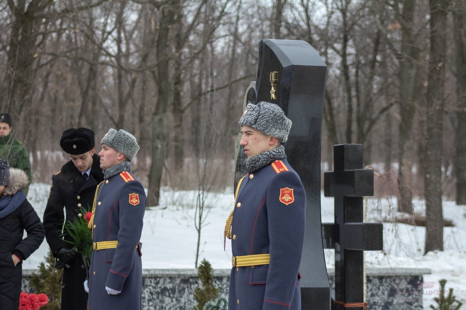 У могилы Гиви на кладбище «Донецкое море» прошла поминальная служба