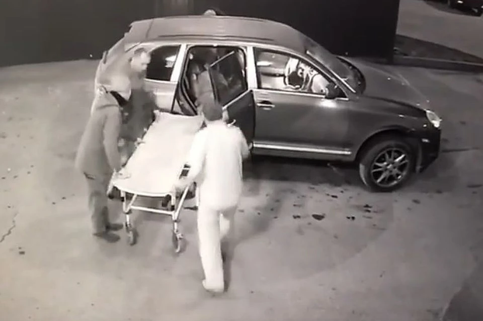 Машина привезла тело убитого прямо под больницу. Стоп-кадр из видео Elena Bliznetc, YouTube.