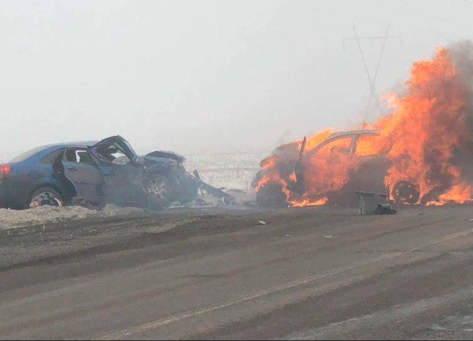Водитель и трое пассажиров «Daewoo Lanos» погибли в охваченной огнем машине. Фото: Скриншот видео ВКонтакте