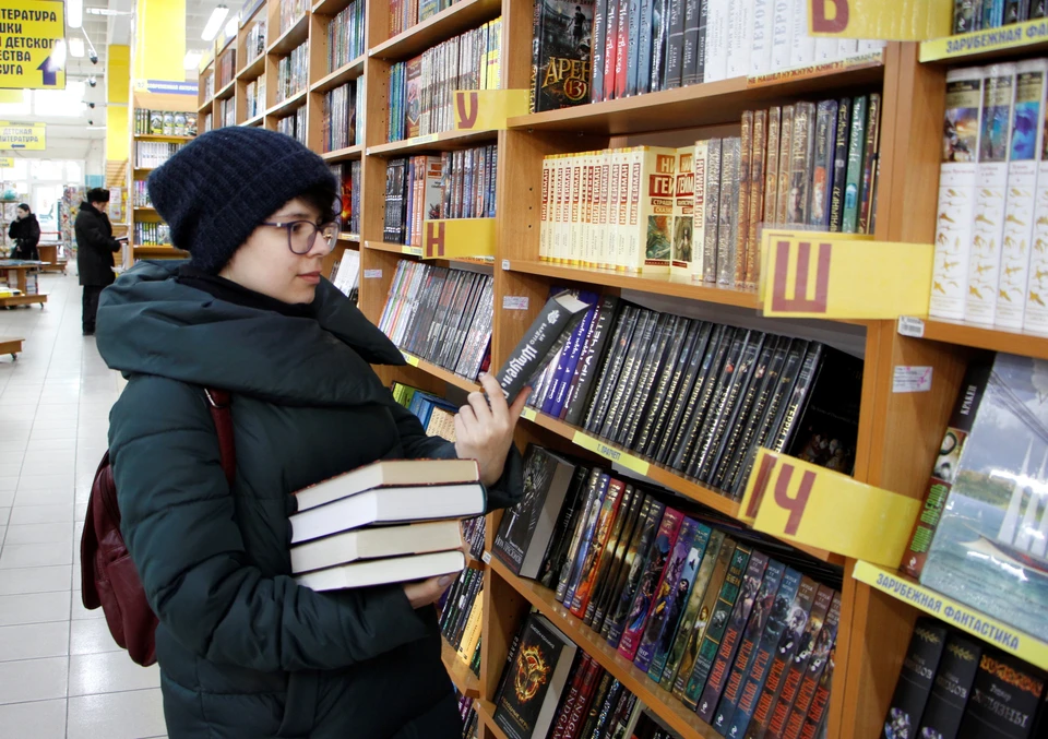 В книжных магазинах отмечают, что молодежь покупает чаще всего популярную классику. Фото: Ольга ЗУБАРЕВА