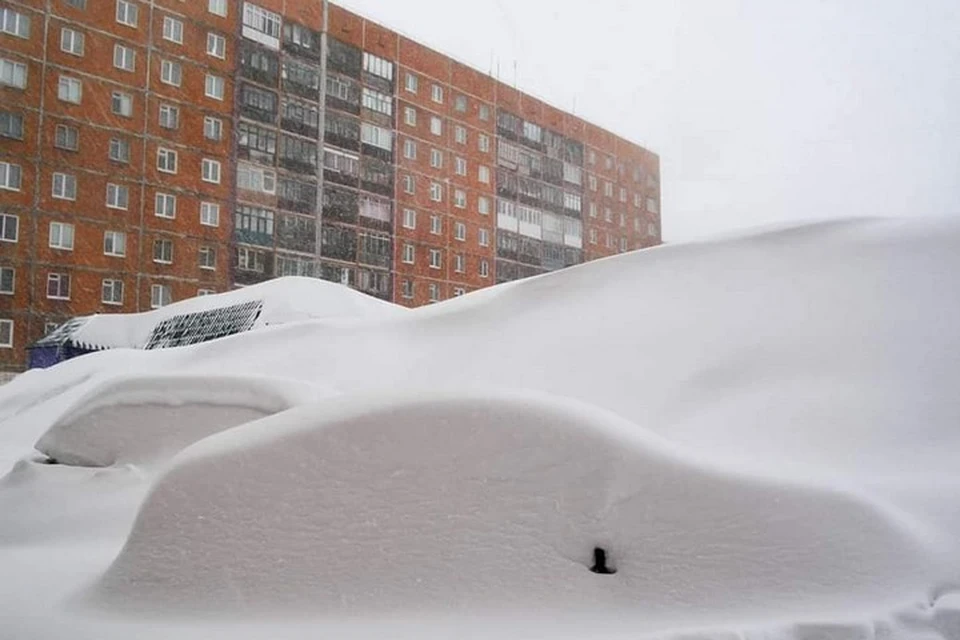 Норильск заметает: автомобили под снегом по самую крышу, ветер сбивает с ног. Фото: соцсети