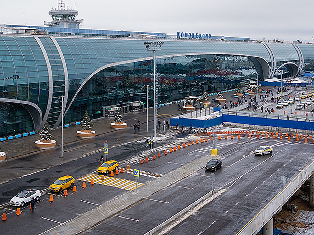 В «Домодедово» открыли эстакаду с зоной высадки пассажиров возле терминала  - KP.RU