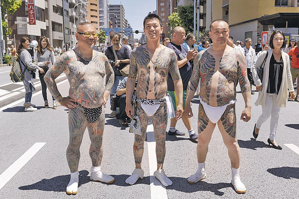 Японцы, покрытые татуировками в стиле гангстеров-якудза, ежегодно устраивают шествие в нижнем белье по улицам Токио.