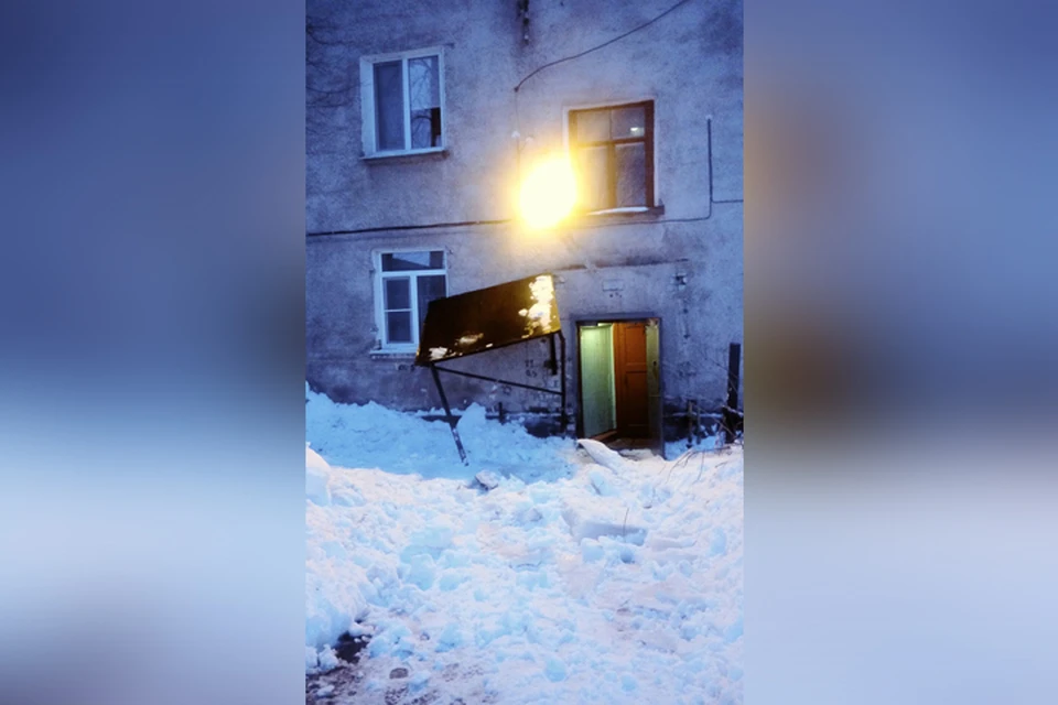 Нижегородцы боятся выходить на улицу: с крыш массово сходит снег