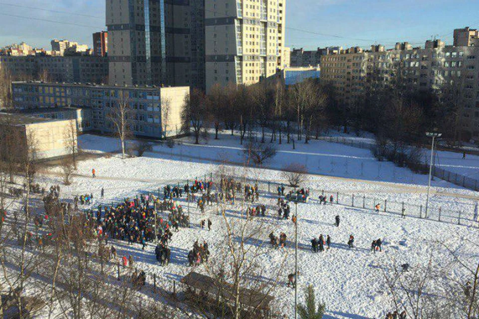 За один день в Петербурге эвакуировали 36 школ. Фото: социальные сети.
