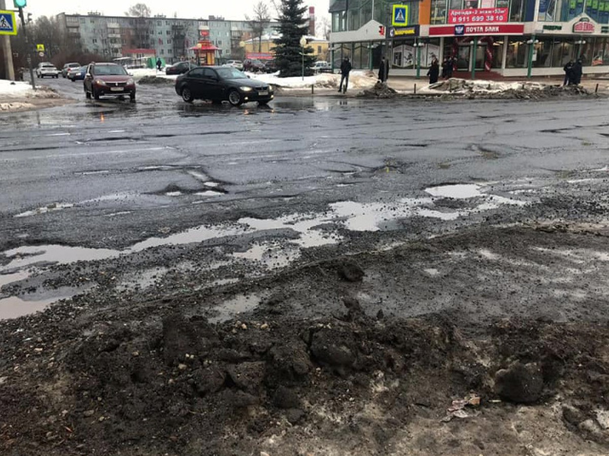 В Пскове дороги после непродолжительной оттепели ощетинились против  водителей огромными ямами - KP.RU