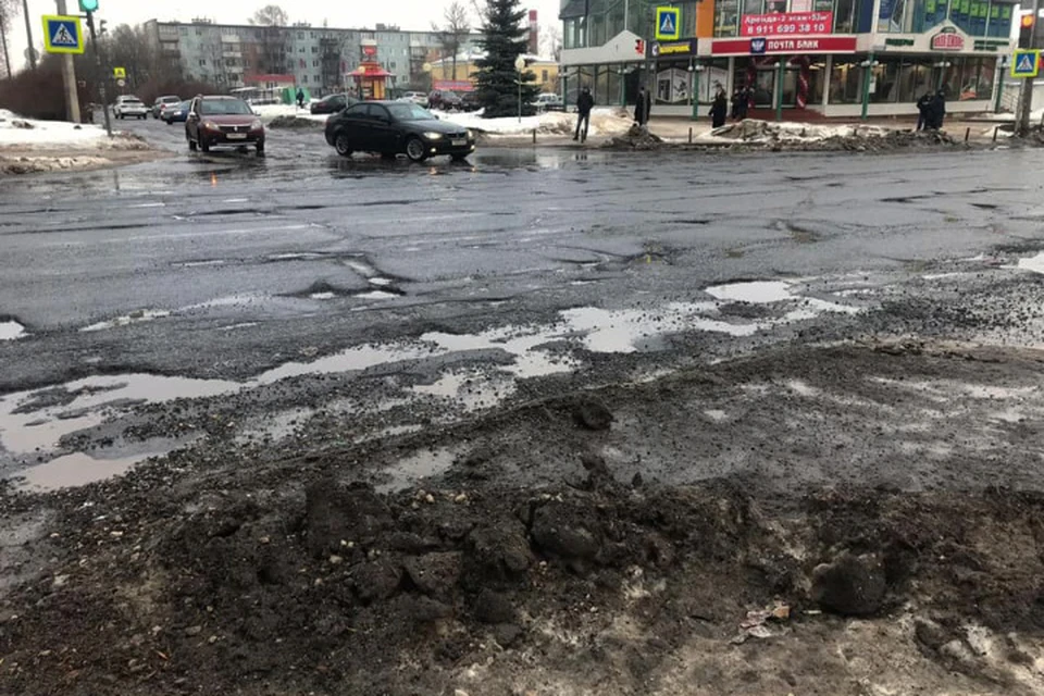 Центральные транспортные артерии Пскова после оттепели выглядят так, будто они только что после бомбежки. Фото: Александра Лебедева.