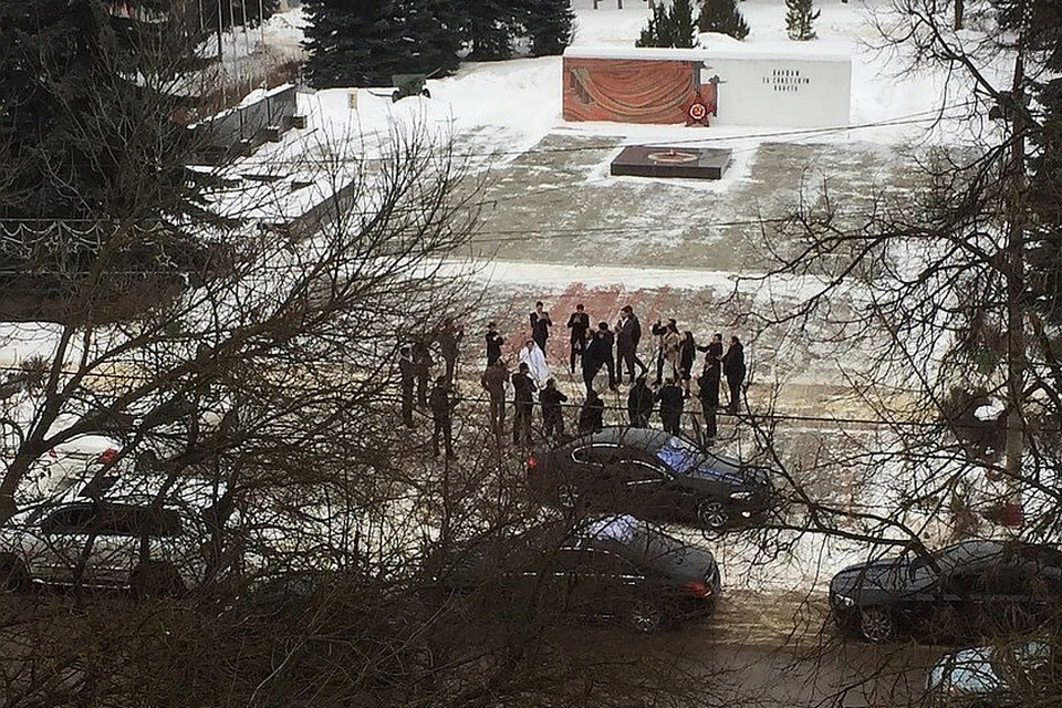 Молодые люди заехали к Вечному огню и станцевали лезгинку