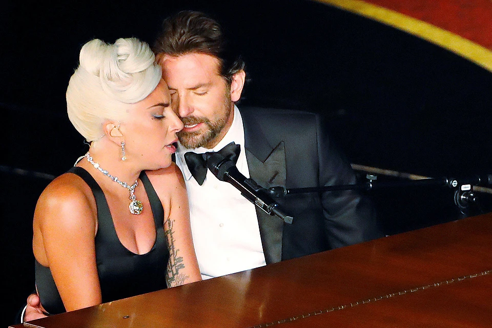 Леди Гага и Брэдли Купер на сцене церемонии вручения Оскаров.