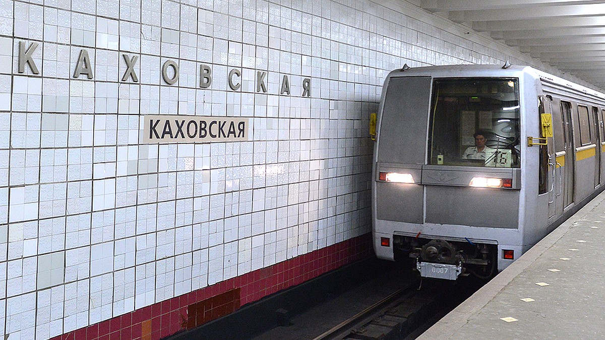 Фотосуреттердегі жалаңаш брюнетка кискалары