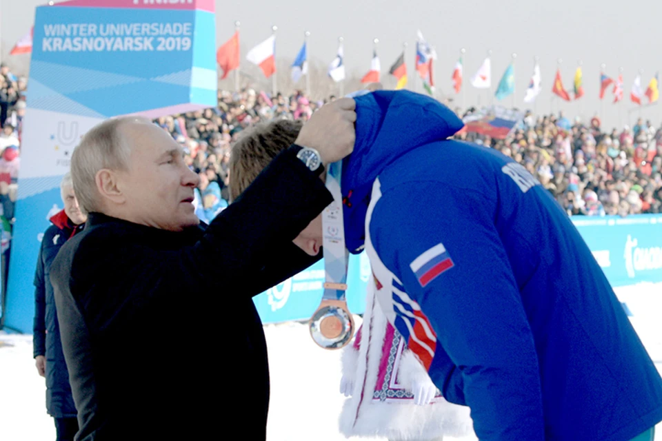 Владимир Путин вручил медали победителям, сделав их победу особенно приятной. Фото: Алексей Дружинин/ТАСС
