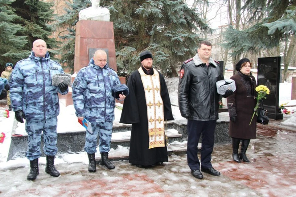 В память о сотрудниках, погибших при проведении контртеррористических операций, руководитель военного отдела курской Епархии иерей Дионисий провел траурную литургию