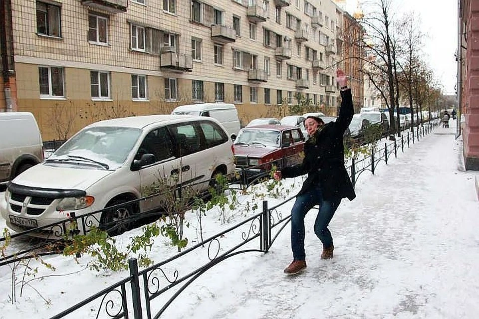 Коммунальщикам пришлось ответить за наледь на тротуаре.