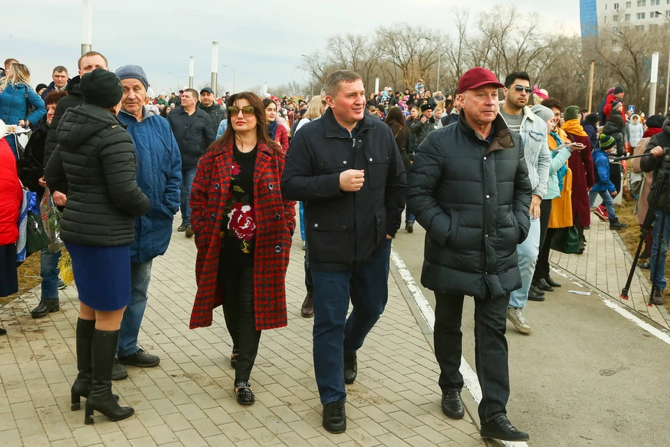 Андрей Бочаров появился на празднике в сопровождений экстравагантной супруги Валентины. Фото: пресс-служба обладминистрации