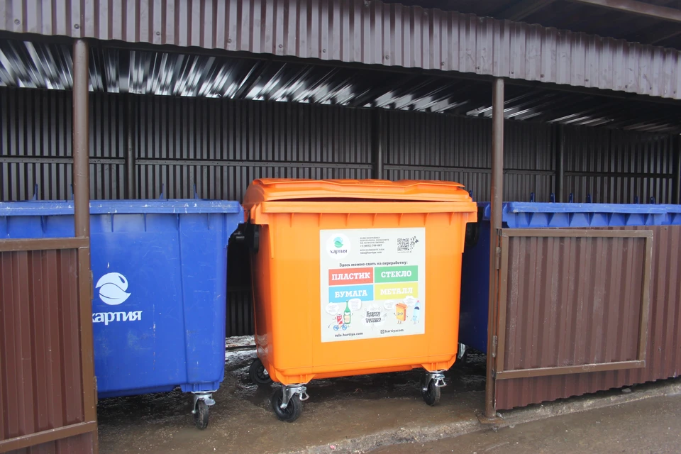 Бумагу, пластик, металл, стекло предлагается выкидывать в ярко оранжевый контейнер. Эти отходы будут вторично переработаны