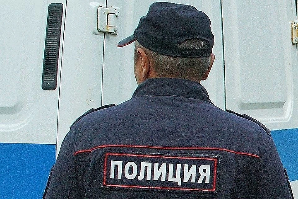 Скандальная выходка в Иркутске: пьяный нарисовал у себя на лбу свастику и зашел в школу.