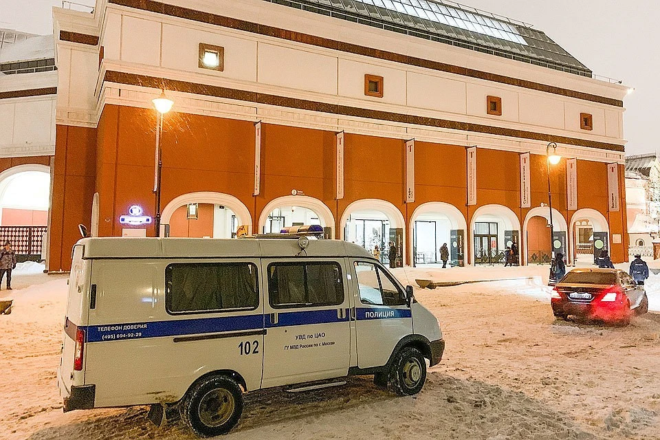 Полицейский автомобиль у здания "Третьяковки", где вечером 27 января похитили картину Куинджи. Фото АГН Москва