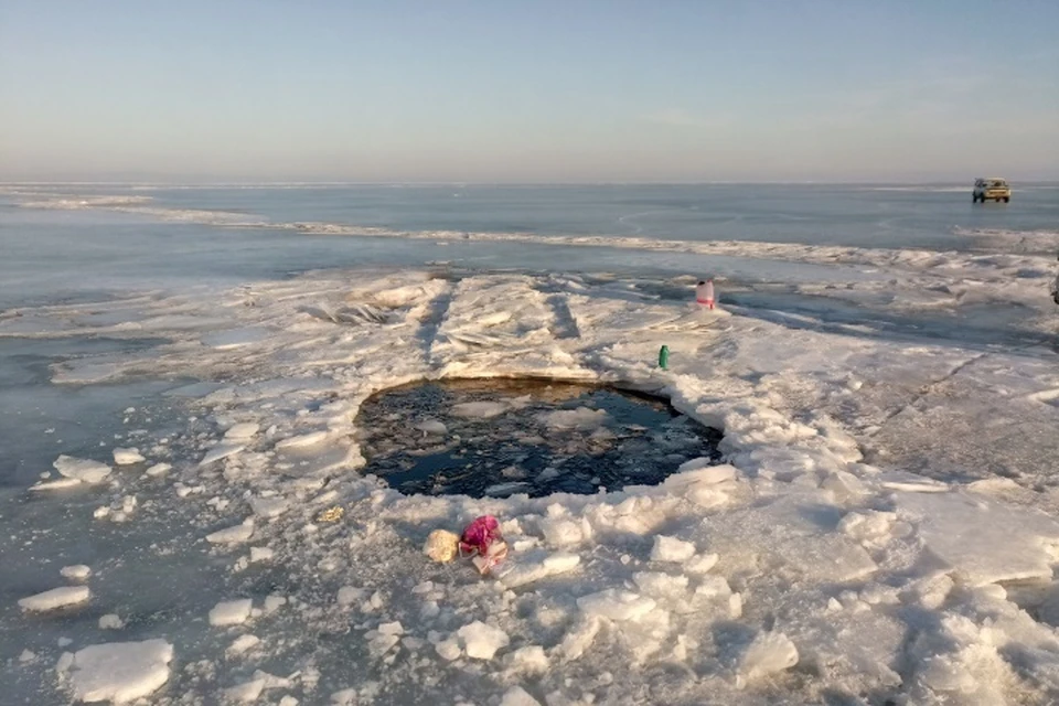 Не выезжайте на лед, опасно: на Байкале провалилась под лед машина с людьми. Фото: БПСО МЧС России.