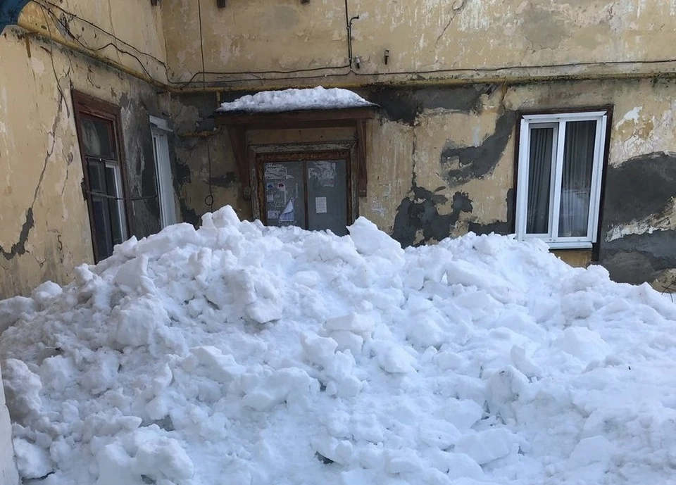 Заваленные снегом дома. Дом заваленный снегом. Снег у подъезда. Крыша заваленная снегом. Сугроб возле подъезда.