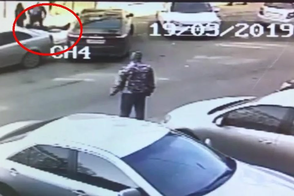 Несчастный случай произошел на улице Партизанской. Фото: скриншот с видео (СУСК России по Омской области)