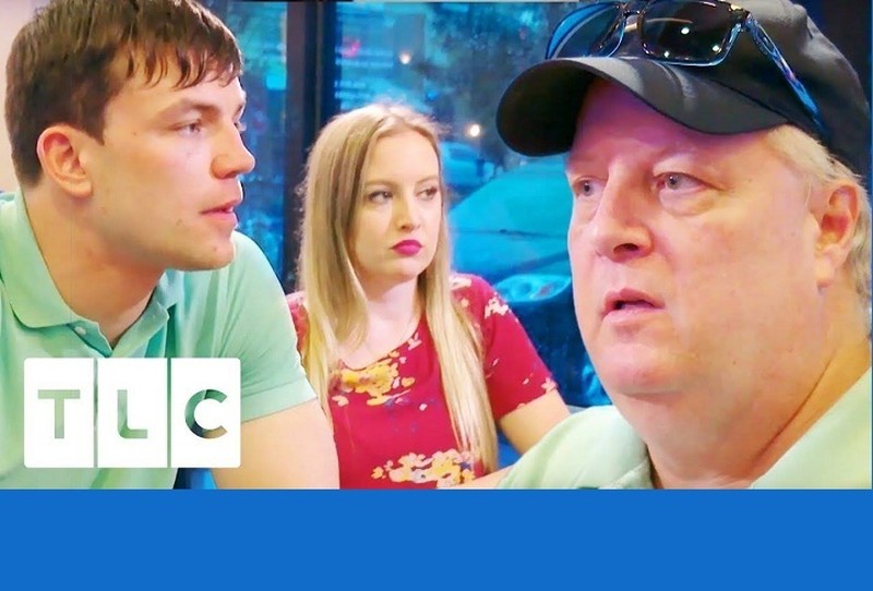 Отец невесты (справа) против молдаванина жениха. Фото из блога телеканала TLC