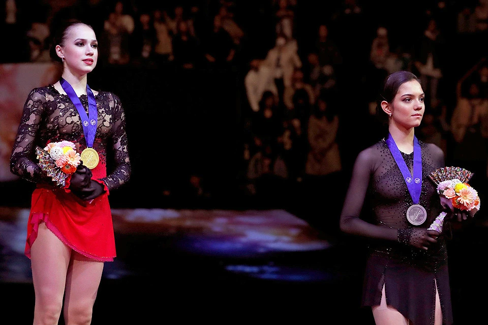Алина Загитова (слева) и Евгения Медвева на церемонии вручения медалей чемпионата мира 2019 года.