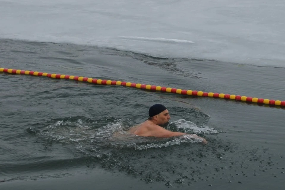 Выпить рекорд воды. Мировой рекорд в холодной воде. Ильдус Маликов рекордсмен по заплытину ледяной воде фотография. Реально ли проплыть 10келометров.