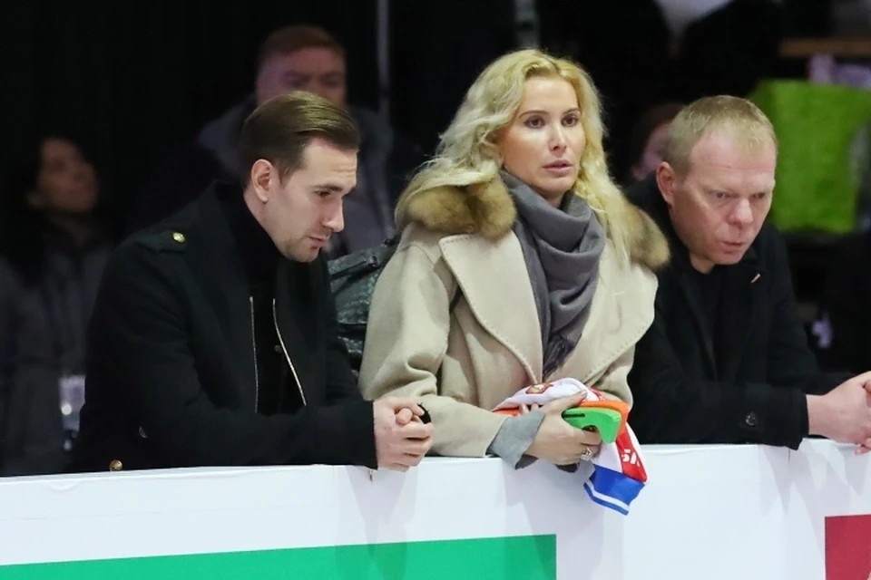 Этери Тутберидзе со своим тренерским штабом.