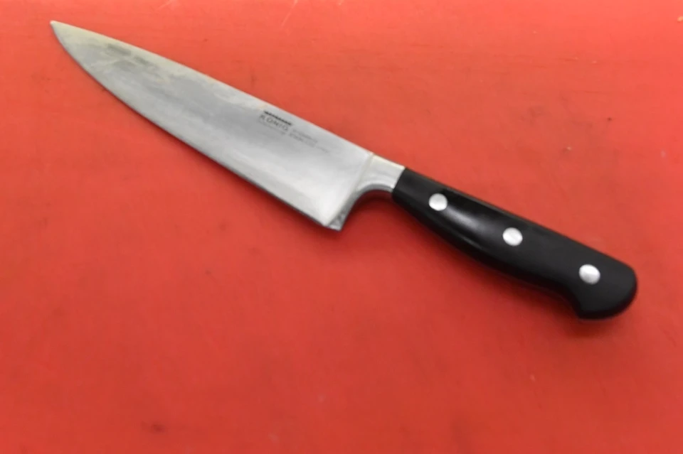 Дебошир угрожал подростком ножом.